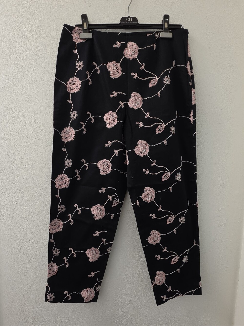⚡SALE⚡ Gorgeous Cropped Pants - Picture 2 of 9